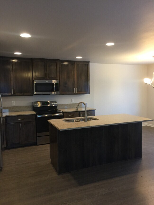 Foto del edificio - SE New Townhouse, 3 Bedrooms, 2 1/2 Baths,...
