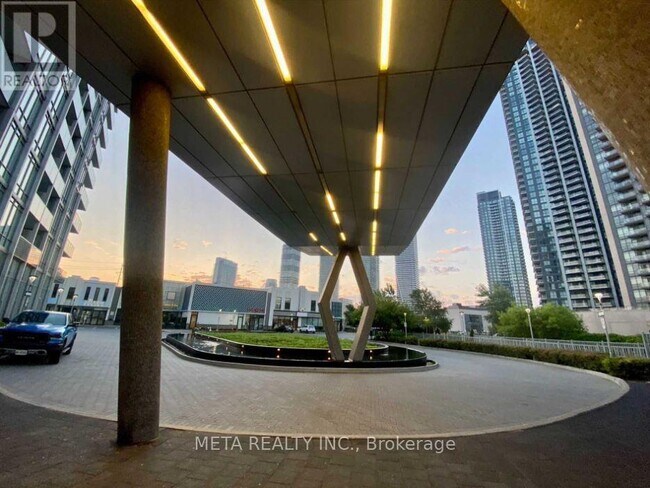 Building Photo - 88 Park Lawn Rd