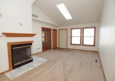 Building Photo - Conveniently located 2 bedroom one-level t...