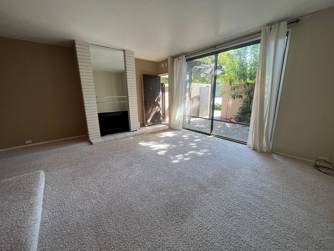 Foto principal - Spacious 2 bed 2 bath condo available in t...