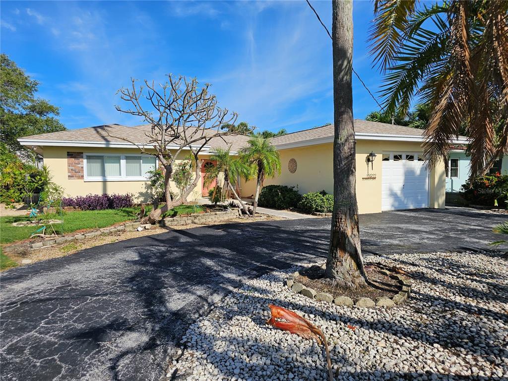 Foto principal - 15922 Redington Dr