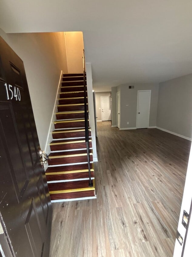 Primary Photo - Pineview Pointe Apartments