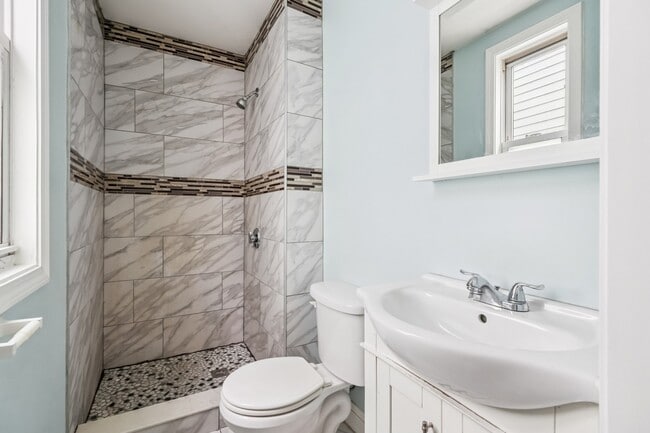 Building Photo - 62 Fuller St