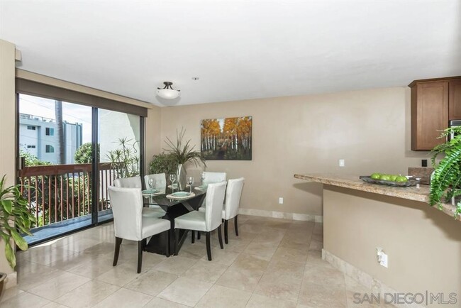 Building Photo - 2bd 1ba Condo in Bankers Hill - Large Unit...