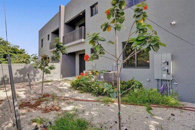 Building Photo - 440 E 16th St