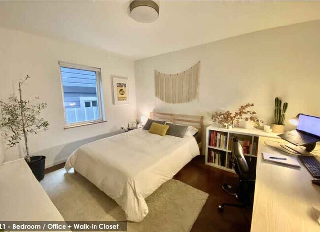 Building Photo - Modern Design 2 Bed/ 2.5 bath 3 Level Cond...