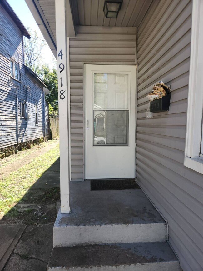 Building Photo - Charming 6-Bedroom Property in Prime Location