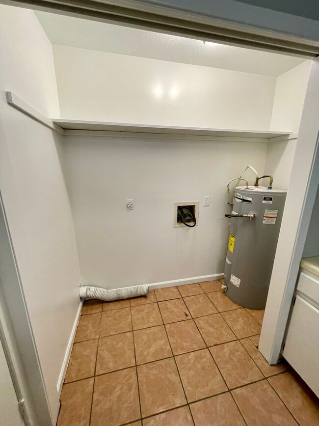 Building Photo - 2 BED / 1 Bath Apartment in Truman.  READY...