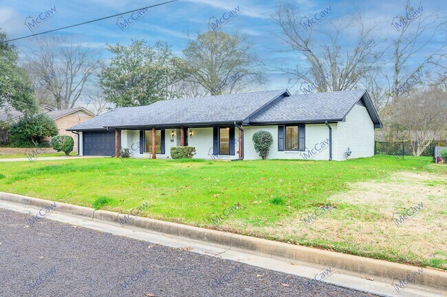 Building Photo - Stunning 3/2 in Longview!