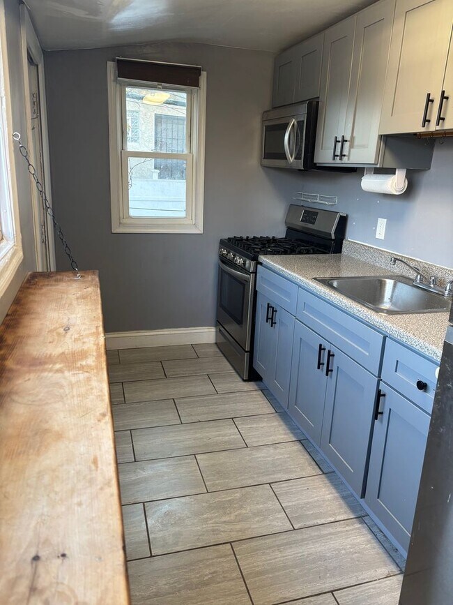 Foto del edificio - Beautifully Upgraded 2BR/2BA with Modern Finishes & Private Outdoor Space