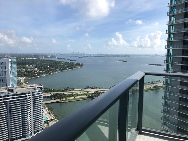 Foto del edificio - 650 NE 32nd St