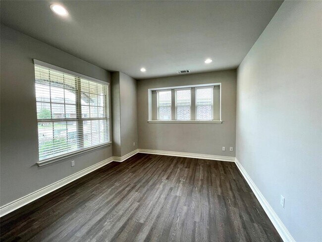 Building Photo - 218 Summer Pointe