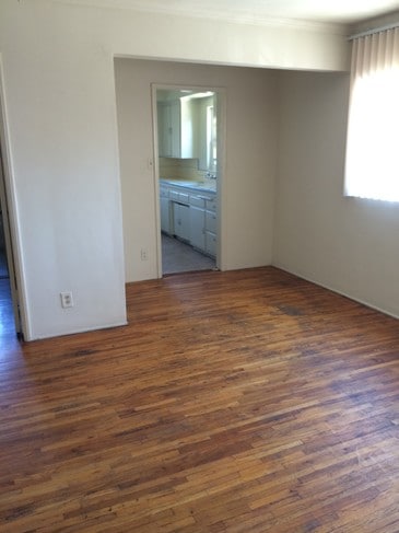 Building Photo - 10965 Roebling Ave