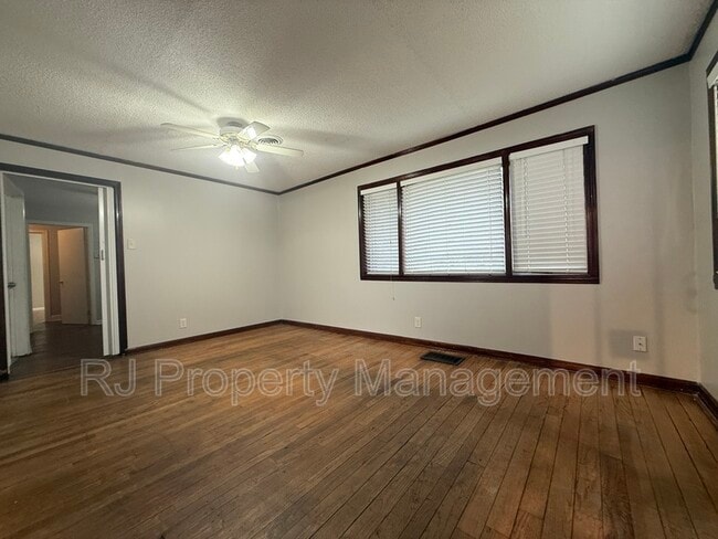 Foto del edificio - 1450 Gold Ave