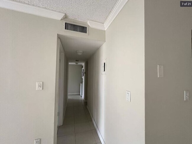 Building Photo - 8550 SW 109th Ave