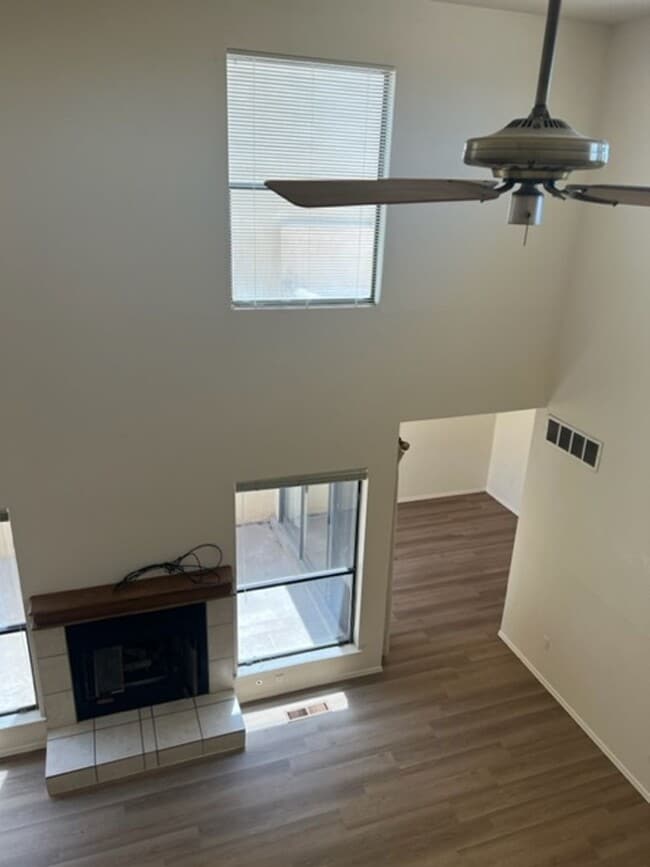 Building Photo - Beautiful 2 Bedroom 2 Bath 2 Car Garage To...