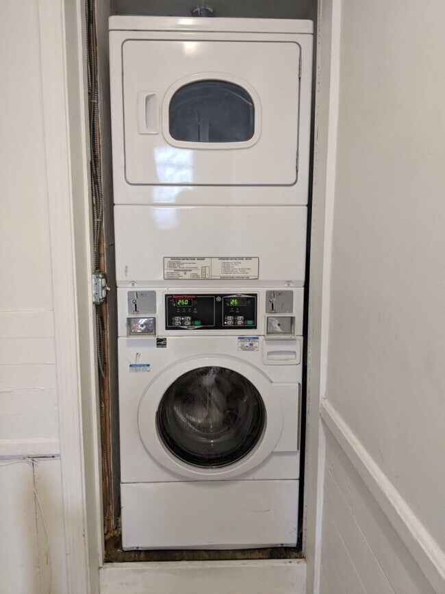 Building Photo - 148 5th St