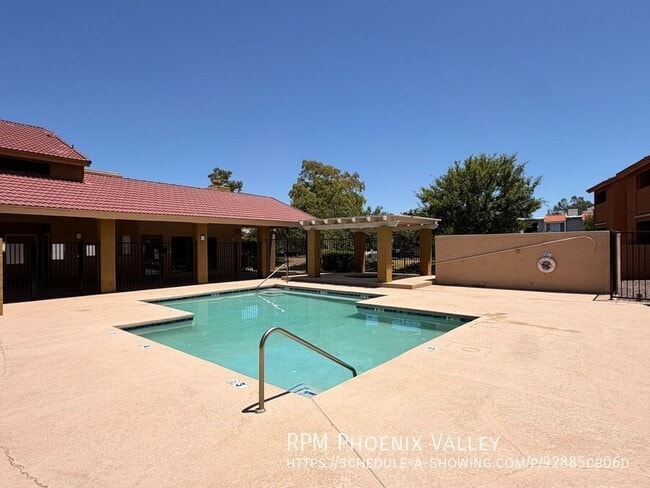 Building Photo - 825 S River Dr