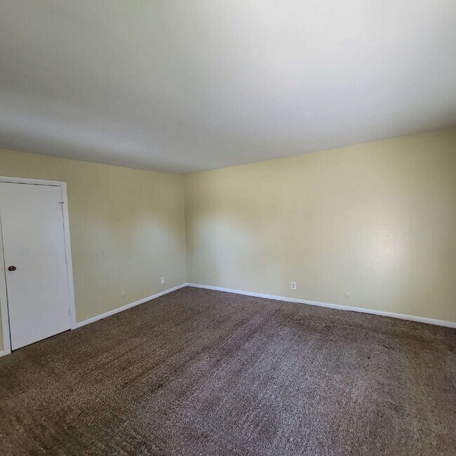 Building Photo - Eastside 2 Bedroom