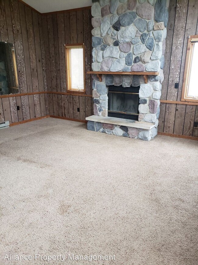 Building Photo - 3 br, 1 bath House - 7829 North River Rd