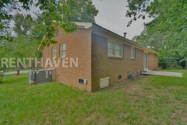 Building Photo - Come Fall In Love with This Beauty!