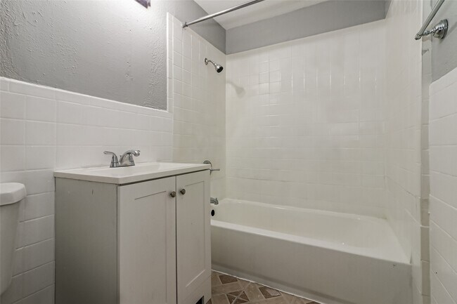 Building Photo - 4610 Schroeder St