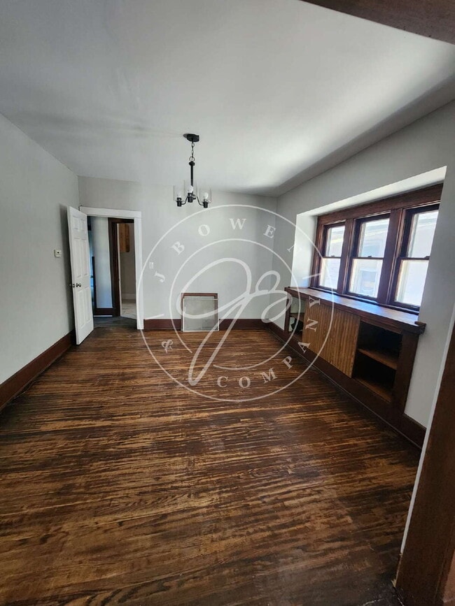 Foto del edificio - Spacious upper unit 2 bed 1 bath! Convenie...