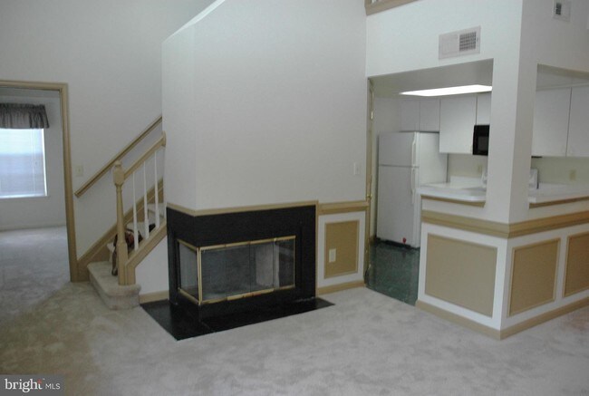 Building Photo - 925 Hillside Lake Terrace