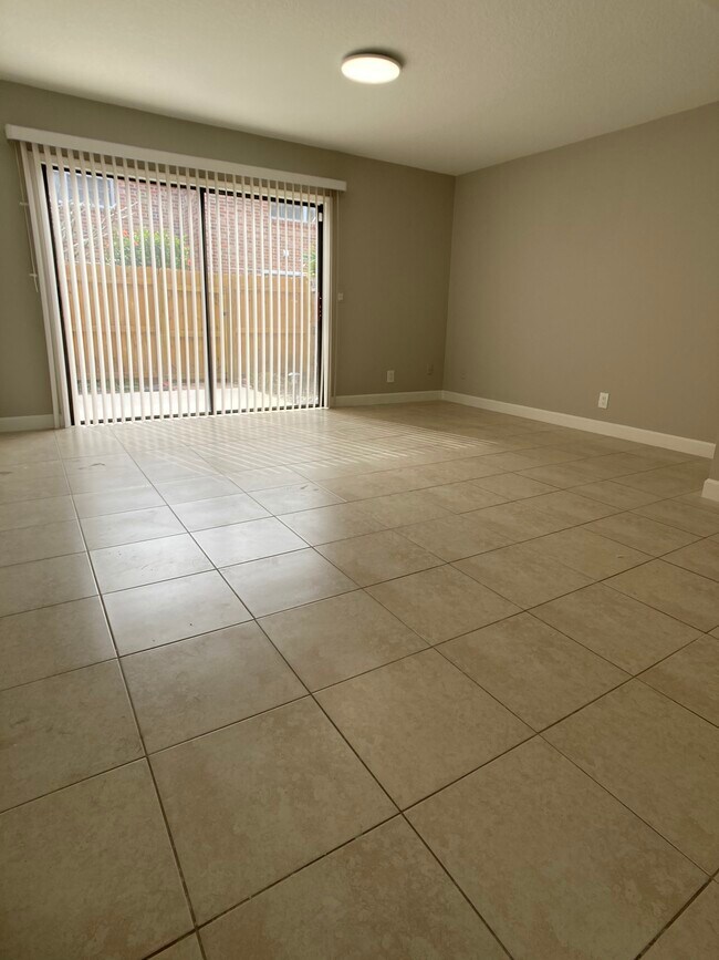 Foto del edificio - 413 N Cypress Dr