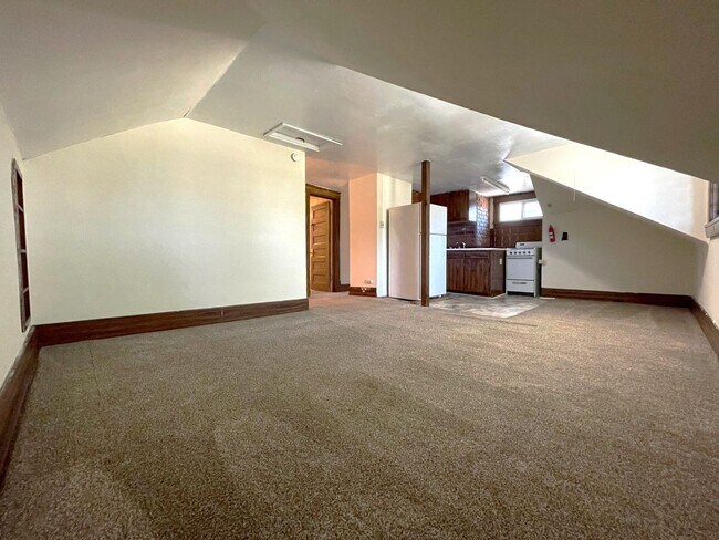 Foto del edificio - 2 Bedroom Top Level Apartment - ALL UTILIT...