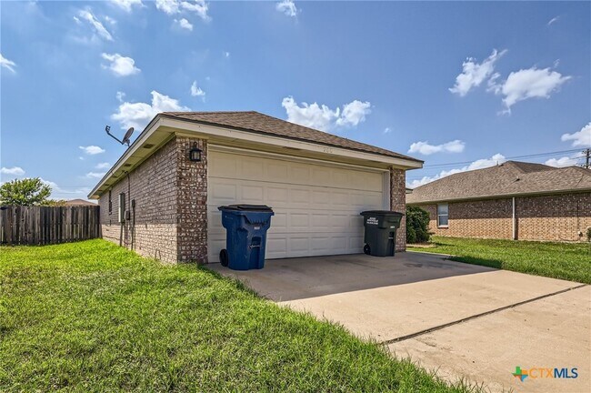 Building Photo - 200 Druse Ln