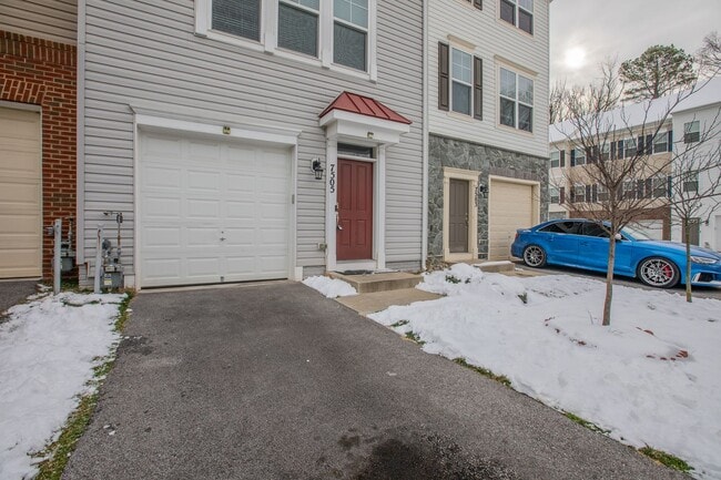 Building Photo - Amazing 3 BR/2 Full BA & 2 Half BA Townhom...
