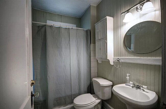 Building Photo - 1846 St Ann St