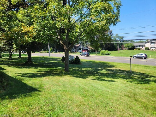 Jardín delantero (frente a la calle Portage) - 6300 Portage St NW