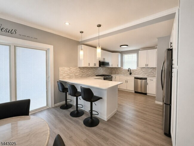 Building Photo - 39 Park Dr S