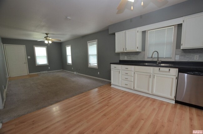 Building Photo - Cute DSM Ranch Home