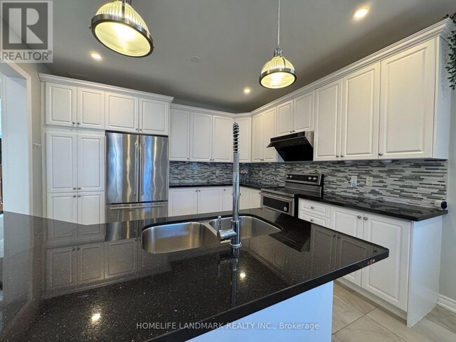 Building Photo - 13 Woodway Ln