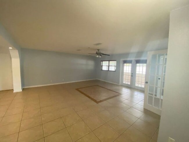 Building Photo - 4 Bedroom 2 Bath home in Orlando for RENT!