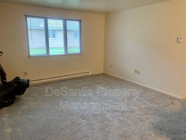 Building Photo - 404 Lunar Ln