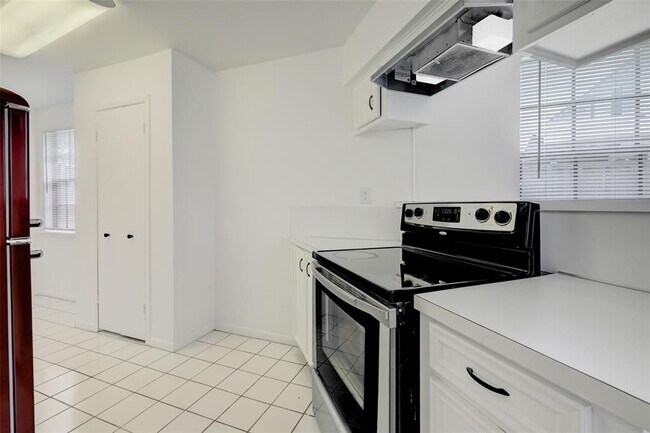 Building Photo - 224.5 W 23rd St