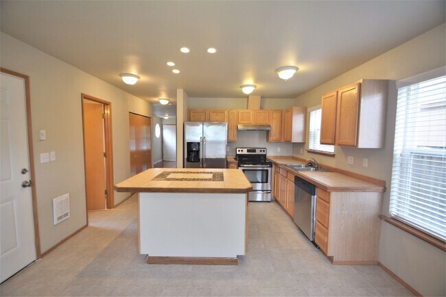 Building Photo - 409 Pine Ave