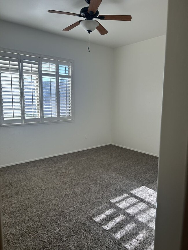 Foto del edificio - Unfurnished four bedroom large home!  Three car garage