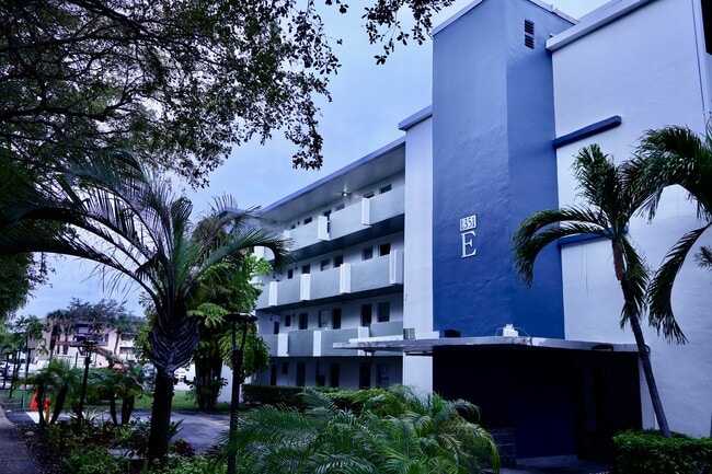Foto del edificio - 1351 NE 191st St