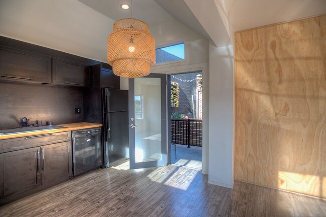 Building Photo - 409 Cypress Ave