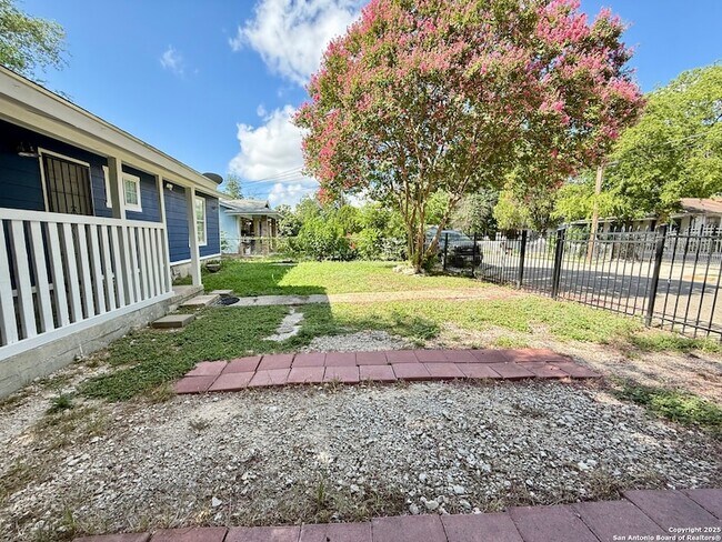 Foto del edificio - 230 S San Gabriel Ave