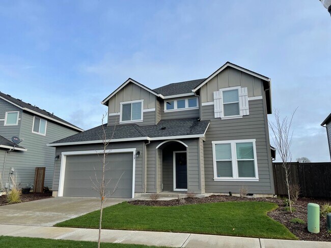 Foto del edificio - NEWER 4 Bed 2.5 Bath Home! MASTER ON MAIN! Located near the Ridgefield Outdoor Recreation Center,...