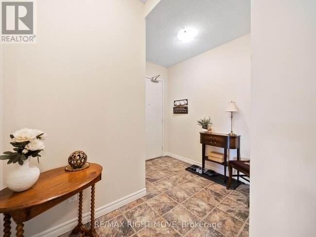 Building Photo - 486-486 Laclie St