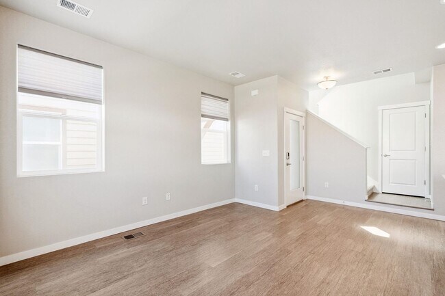 Foto del edificio - Beautiful modern 3 bedroom Townhome!! Avai...