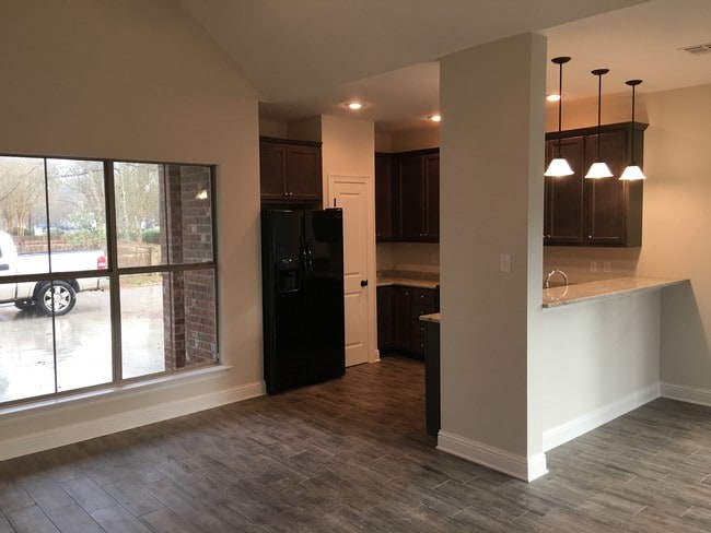 Building Photo - 708 Heavens Dr