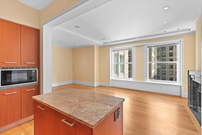 Building Photo - 159 E Walton Pl